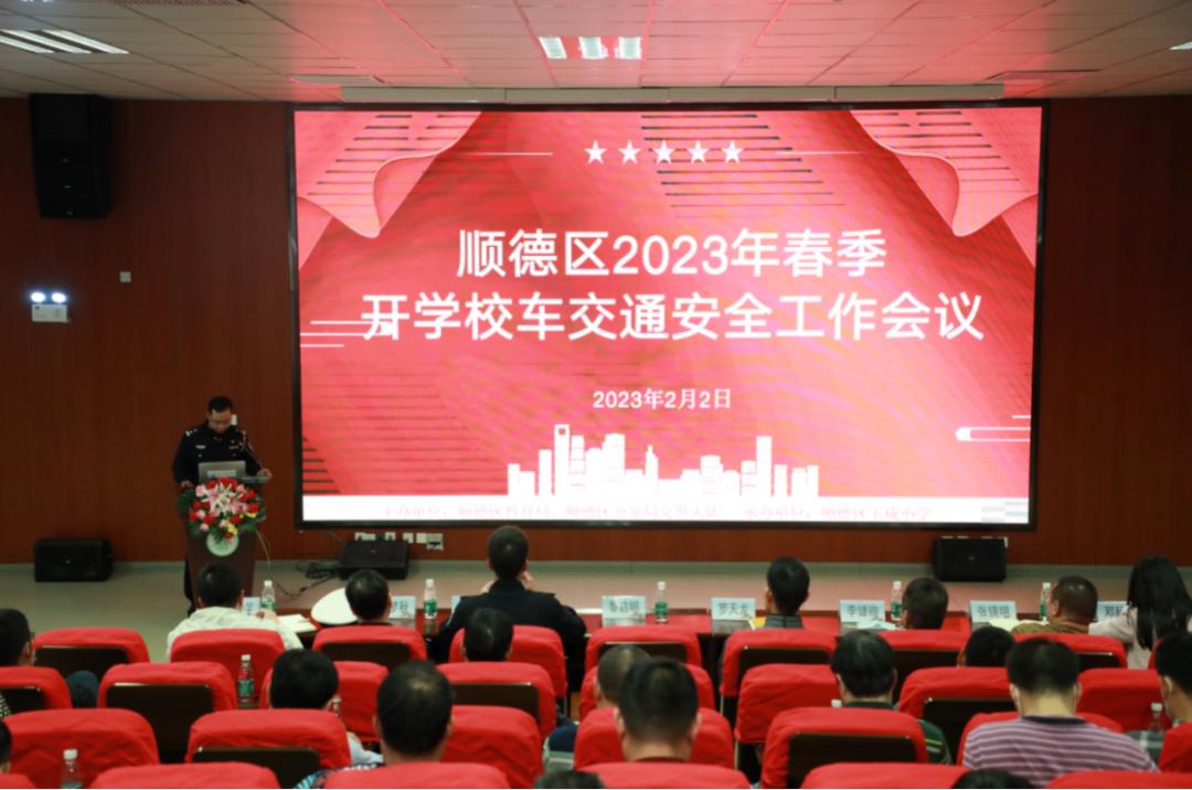 開學在即,校車也來做“體檢”! 開學在即,校車也來做“體檢”!