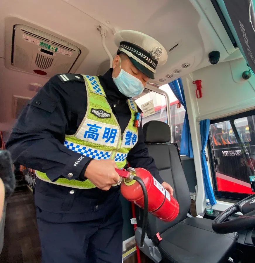 開學在即,校車也來做“體檢”! 開學在即,校車也來做“體檢”!