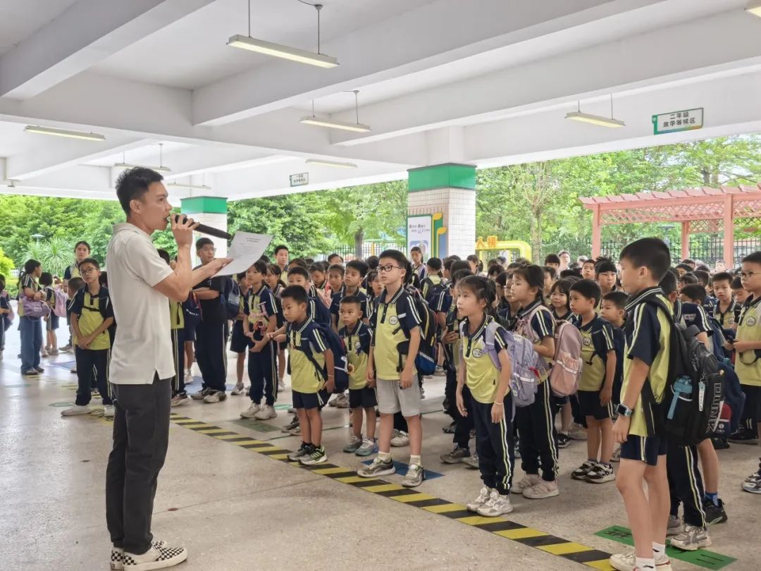 聚焦安全,守護校園——紫南小學校車安全應急疏散演練 聚焦安全,守護校園——紫南小學校車安全應急疏散演練