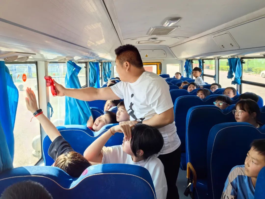 【二小 · 集團新聞】葉集二小教育集團孫崗校區組織開展校車安全應急逃生演練活動